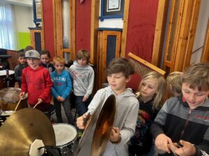 Blasinstrumente hautnah erleben – ein musikalisches Abenteuer in unserer Schule