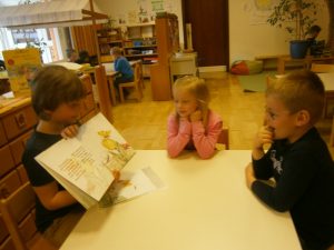 Schulkinder lesen Bücher im Kindergarten vor