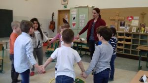 Schulanfänger besuchen die Schule