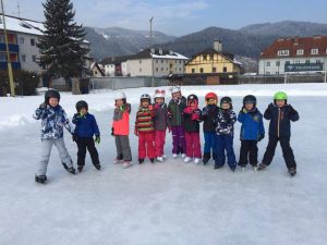 Sportliche Grüße schichkt die 1. Klasse vom Eislaufplatz!